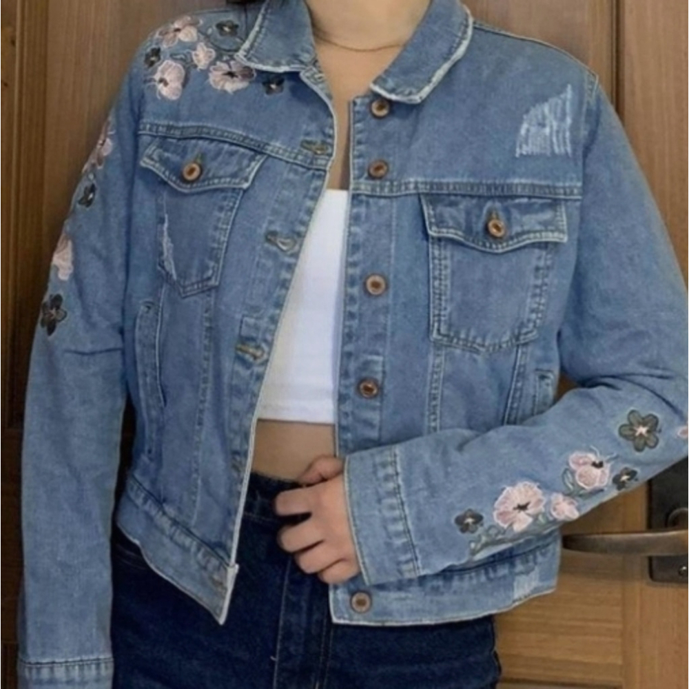 Forever 21 Distressed denim Jean jacket, & embroidered flowers sz. S.(#676)